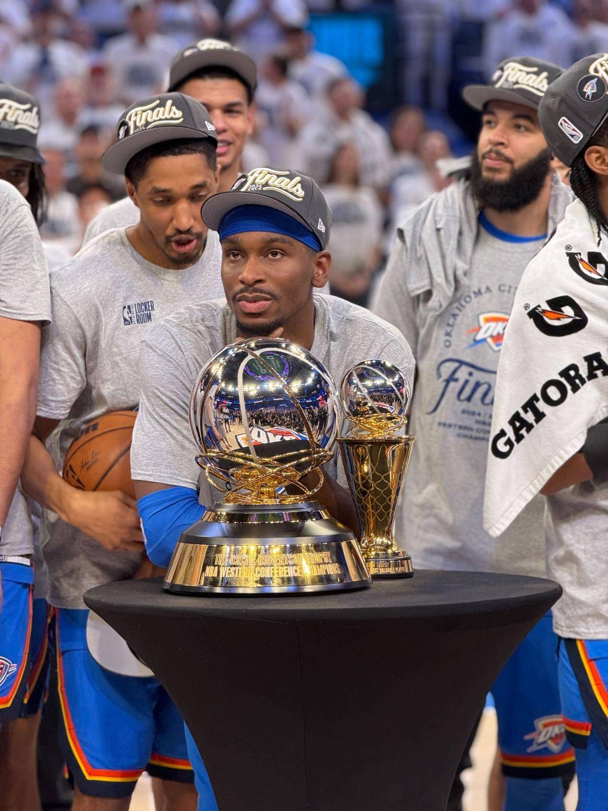 玩加电竞官网克里夫兰骑士迎NBA总决赛关键赛，今夜篮板制胜，悬念犹存，更衣室氛围转暖的简单介绍