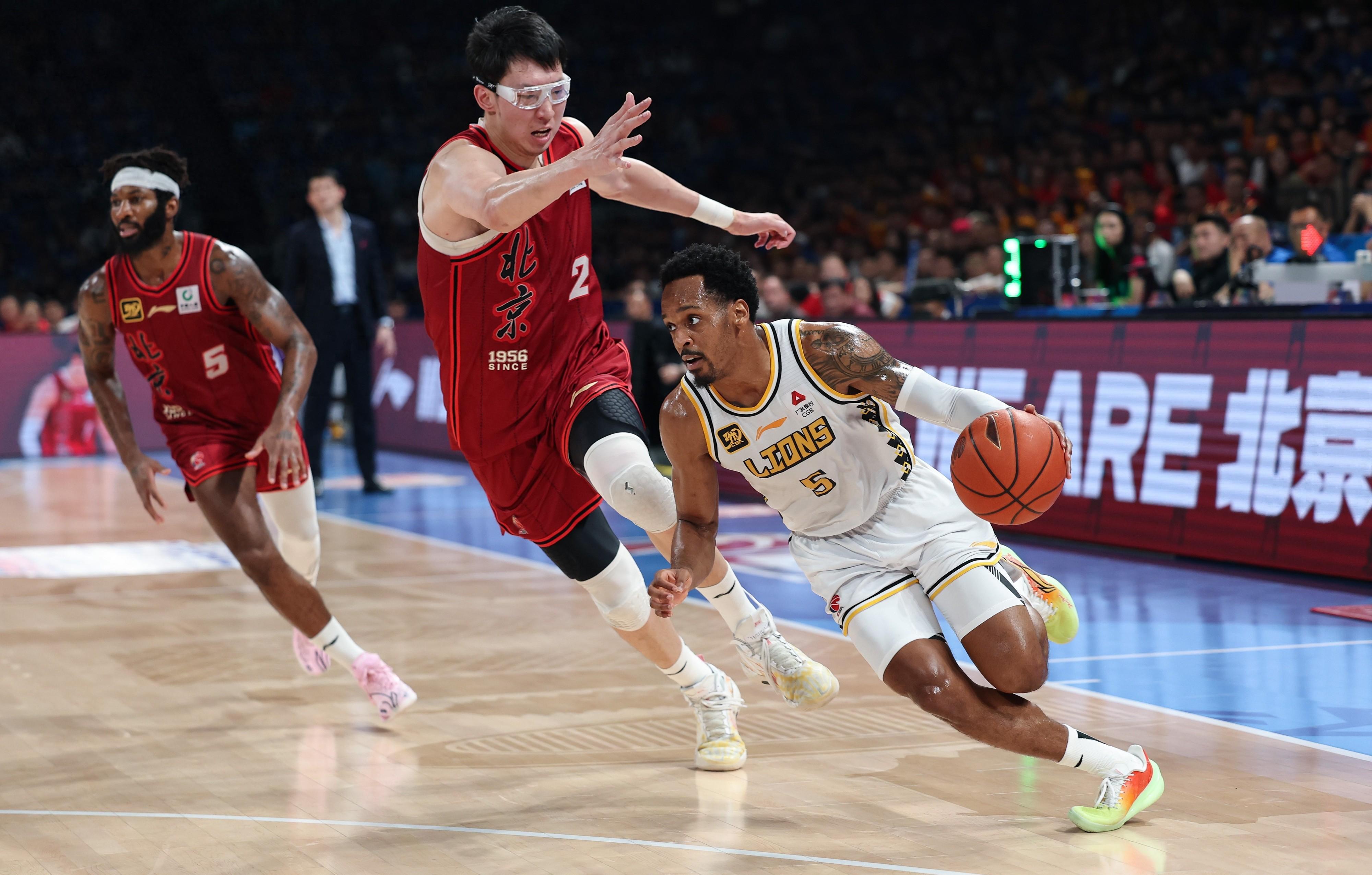 欧超杯集结日再迎强敌；深圳男篮豪取连胜；主帅态度：悬念犹存；身体对抗强度拉满的简单介绍