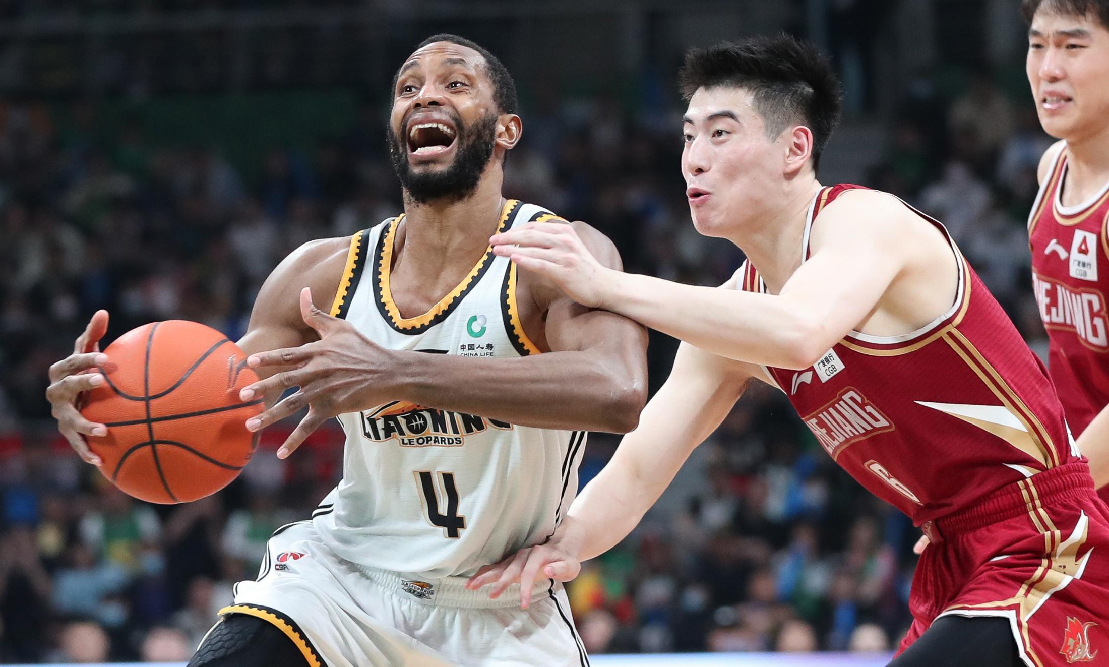 一个橄榄球运动员蒙着眼睛背着人